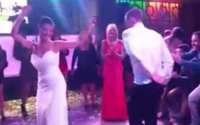 Des Israéliens se sont joints au mariage d'un couple américain à Haïfa pour animer la fête. (Crédit : Facebook)