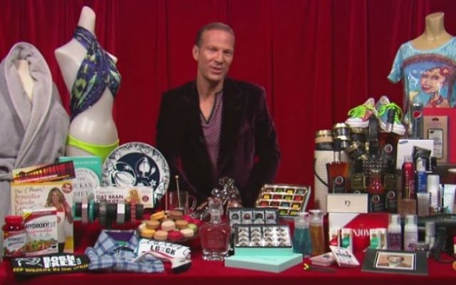 Le gourou des cadeaux d'Hollywood Lash Fary présente les cadeaux offerts pour les Oscars 2013. (Crédit : capture d'écran YouTube) Le gourou des cadeaux d'Hollywood Lash Fary présente les cadeaux offerts pour les Oscars 2013. (Crédit : capture d'écran YouTube)