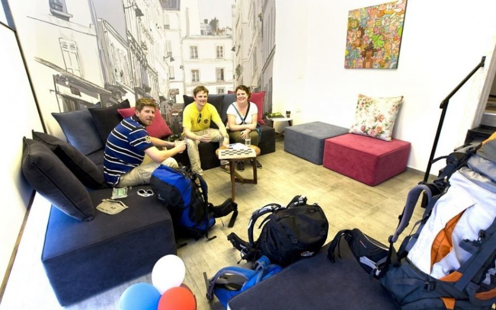 Des routards se reposent dens l'auberge Little Tel-Aviv (Autorisation Little Tel-Aviv Hostel) Des routards se reposent dens l'auberge Little Tel-Aviv (Autorisation Little Tel-Aviv Hostel)