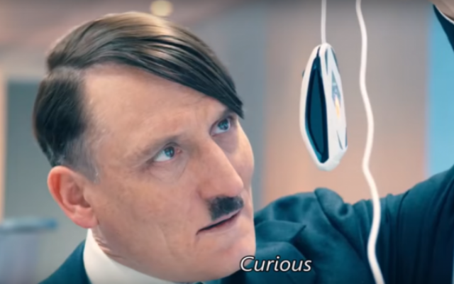 Hitler (Olivier Masucci) dans "Look Who's Back". (Crédit : capture d'écran YouTube) Hitler (Olivier Masucci) dans "Look Who's Back". (Crédit : capture d'écran YouTube)