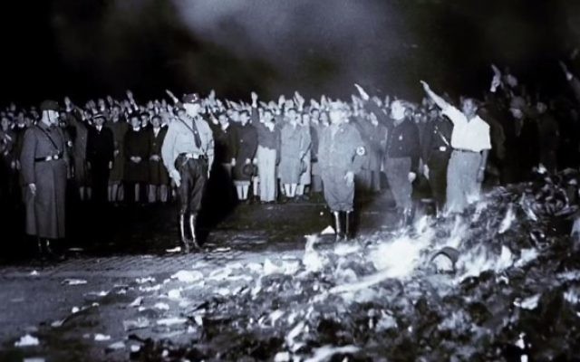Des nazis devant un autodafé dans les années 1930. (Crédit: capture d'écran YouTube/United States Holocaust Memorial Museum) Des nazis devant un autodafé dans les années 1930. (Crédit: capture d'écran YouTube/United States Holocaust Memorial Museum)