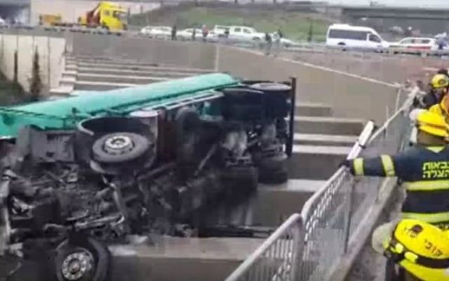 Un camion renversé sur la route 70 en Galilée, le 7 février 2016 (Capture d'écran Deuxième chaîne)