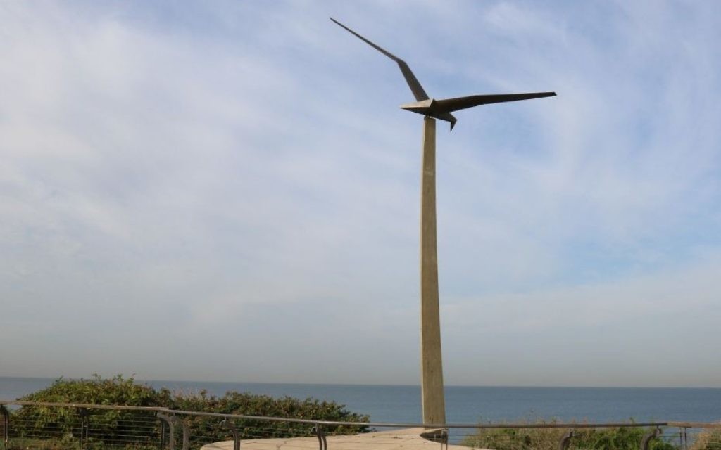 Le monument du port de Tel Aviv honorant la mémoire des pilotes de la guerre d'indépendance David Sprinzak et Mati Sukenik . (Crédit : Shmuel Bar-Am)