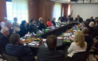 Des membres de la délégation des Amis conservateurs d'Israël et des membres du groupe parlementaire Grande-Bretagne - Israël avec de hauts fonctionnaires de l'OLP, à Ramallah, le 17 février 2016. (Crédit : James Gurd)