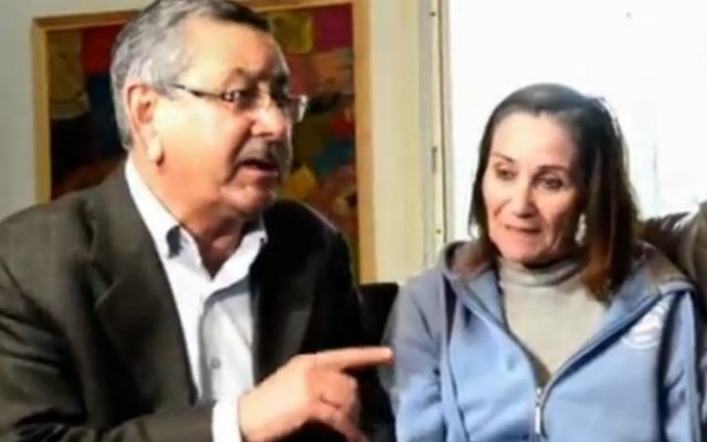 Le maire de Rahat Talal al-Krenawi visitant Shlomit Gonen le 7 février 2016, un jour après qu'elle ait été poignardée dans le cou lors d'une attaque dans le marché de la ville bédouine (Crédit : Capture d'écran Ynet) Le maire de Rahat Talal al-Krenawi visitant Shlomit Gonen le 7 février 2016, un jour après qu'elle ait été poignardée dans le cou lors d'une attaque dans le marché de la ville bédouine (Crédit : Capture d'écran Ynet)