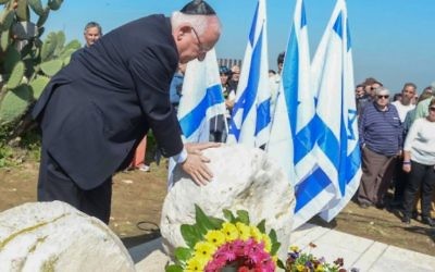 Le président Reuven Rivlin rend hommage à l'ancien Premier Ministre Ariel Sharon lors de la cérémonie commémant deux ans depuis sa mort le 26 février 2016 , dans le ranch familial situé dans le Néguev (Crédit photo: Mark Neyman / GPO) Le président Reuven Rivlin rend hommage à l'ancien Premier Ministre Ariel Sharon lors de la cérémonie commémant deux ans depuis sa mort le 26 février 2016 , dans le ranch familial situé dans le Néguev (Crédit photo: Mark Neyman / GPO)