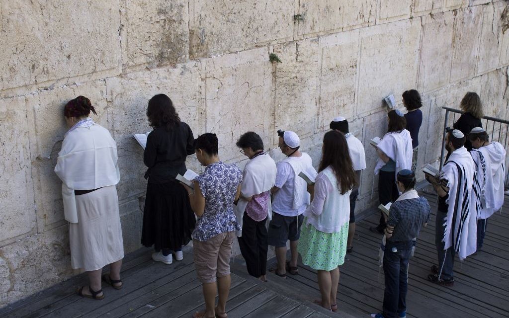 Des Juifs masorti dans l'espace préparé pour la prière mixte à l'Arche de Robinson, au mur Occidental, dans la Vieille Ville de Jérusalem, le 30 juillet 2014. (Crédit : Robert Swift/Flash90) Des Juifs masorti dans l'espace préparé pour la prière mixte à l'Arche de Robinson, au mur Occidental, dans la Vieille Ville de Jérusalem, le 30 juillet 2014. (Crédit : Robert Swift/Flash90)