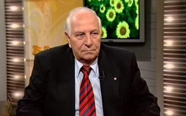 Sam Ben Shitrit, fondateur et président de la fédération mondiale des juifs marocains, pendant un entretien à la télévision en 2012. (Crédit : capture d'écran YouTube)