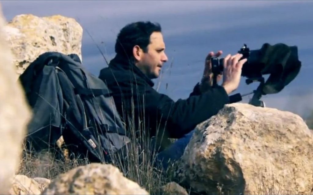 Gilad Ach, directeur de l'organisation de droite "Ad Kan", en Cisjordanie. (Crédit : capture d'écran Deuxième chaîne/Uvda)