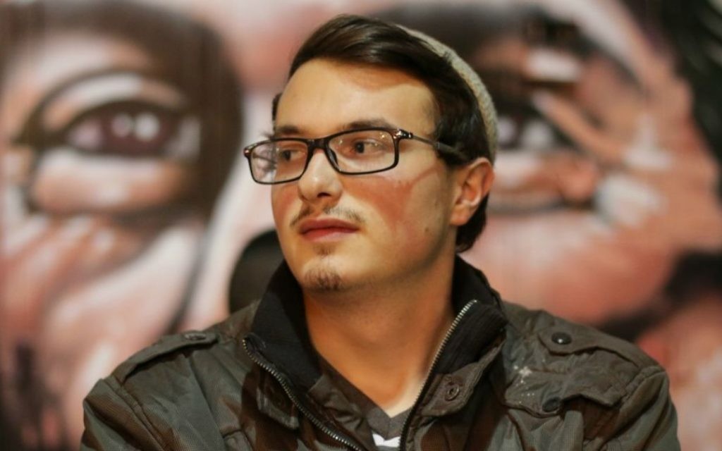 L'artiste Solomon Souza. Mahane Yehuda, Jérusalem, février 2016. (Crédit : Luke Tress/TOI)
