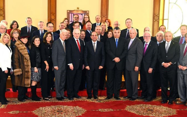 Les dirigeants de la Conférence des présidents des principales organisations juives américaines avec le président égyptien Abdel Fattah El-Sissi au Caire le 11 février 2016 (Crédit : Autorisation)