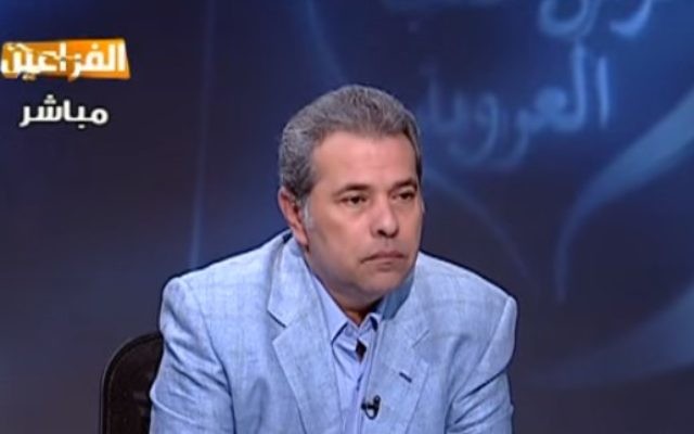 Animateur de la télévision égyptienne et membre du parlement, Tawfik Okasha (Crédit : Capture d'écran YouTube)