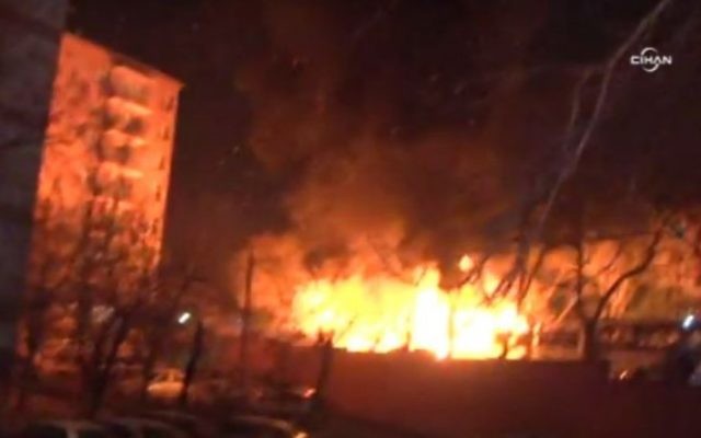 Un incendie après une forte explosion à Ankara, en Turquie, le 17 février 2016 (Crédit : Capture d'écran : Twitter) Un incendie après une forte explosion à Ankara, en Turquie, le 17 février 2016 (Crédit : Capture d'écran : Twitter)