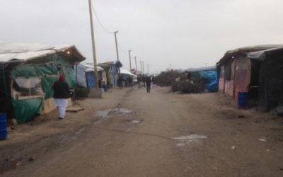 Des magasins et des cabanes dans le camp de réfugiés de Calais, le 8 février 2016. (Crédit : Jenni Frazer/Times of Israel)
