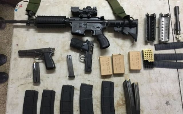 Armes saisies par l'armée israélienne pendant les raids nocturnes en Cisjordanie, le 22 février 2016. (Crédit : unité des portes-paroles de l'armée israélienne) Armes saisies par l'armée israélienne pendant les raids nocturnes en Cisjordanie, le 22 février 2016. (Crédit : unité des portes-paroles de l'armée israélienne)