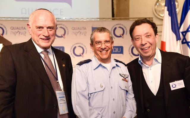 Le commandant de l’Armée de l’air, le général Amir Eshel entouré de Mr Malcom Hoenlein, Vice-Président et Directeur Exécutif de la Conférence des Présidents, et Marc Eisenberg, Président de Qualita et de l'Alliance Juive Universelle (Crédit : Avi Hayoun)