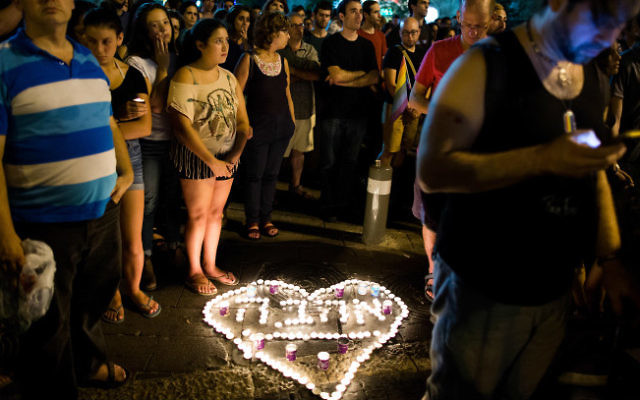 Des Israéliens participent à une veillée en mémoire de Shira Banki à la place de Sion à Jérusalem, le 2 août 2015 (Crédit : Yonatan Sindel / Flash90) Des Israéliens participent à une veillée en mémoire de Shira Banki à la place de Sion à Jérusalem, le 2 août 2015 (Crédit : Yonatan Sindel / Flash90)