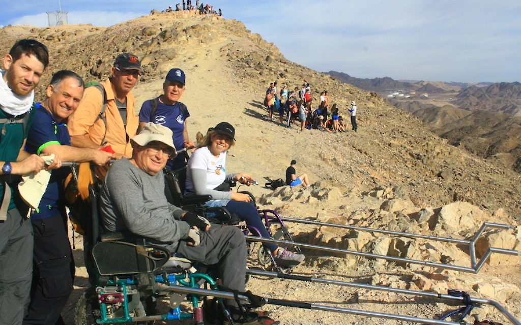 La start-up israélienne Paratrek a créé un fauteuil roulant équipé qui permet aux personnes atteintes de paraplégie de participer à des randonnées (Crédit : Autorisation de Paratrek) La start-up israélienne Paratrek a créé un fauteuil roulant équipé qui permet aux personnes atteintes de paraplégie de participer à des randonnées (Crédit : Autorisation de Paratrek)