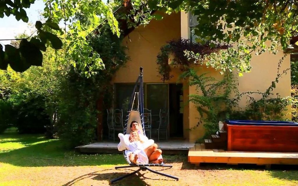 Se relaxer dans un hamac à la Villa Vitrage, où la famille Olshinski paie ses coûts de défraiement en demandant à ses invités de payer pour la soupe maison. (autorisation Refanah) Se relaxer dans un hamac à la Villa Vitrage, où la famille Olshinski paie ses coûts de défraiement en demandant à ses invités de payer pour la soupe maison. (autorisation Refanah)