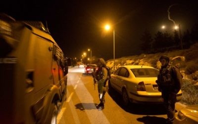 Soldats israéliens en Cisjordanie; le 17 janvier 2016. (Crédit : AFP/Menahem Kahana)
