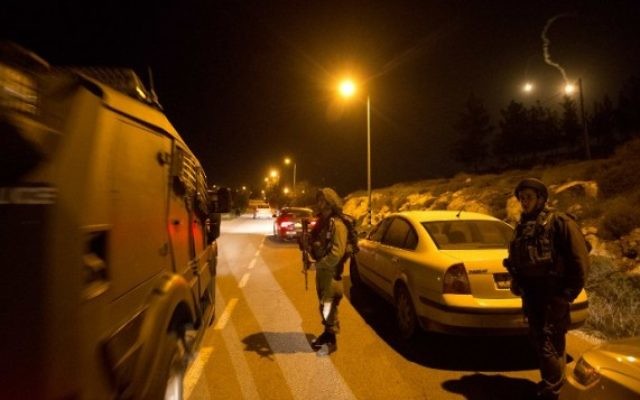 Soldats israéliens en Cisjordanie; le 17 janvier 2016. (Crédit : AFP/Menahem Kahana)