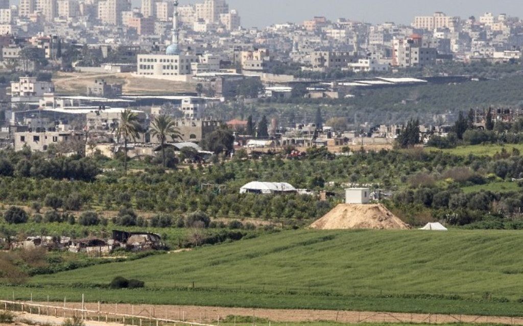Vue depuis le côté israélien de la frontière avec la bande de Gaza, avec un avant-poste militaire du Hamas sur une colline (à droite) le long de la frontière, le 25 février 2016. (Crédit : Jack Guez/AFP)