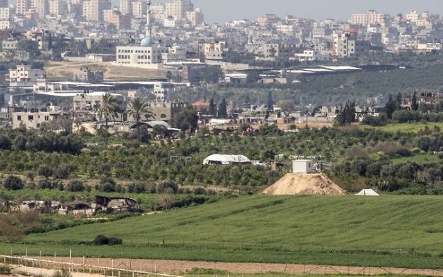 Vue depuis le côté israélien de la frontière avec la bande de Gaza, avec un avant-poste militaire du Hamas sur une colline (à droite) le long de la frontière, le 25 février 2016. (Crédit : Jack Guez/AFP)