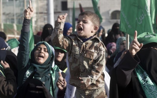 Des partisans palestiniens du mouvement terroriste du Hamas crient des slogans lors d'un rassemblement anti-israélien le 26 février 2016, dans le sud de la bande de Gaza, à Rafah. (Crédit ; AFP / SAID KHATIB) Des partisans palestiniens du mouvement terroriste du Hamas crient des slogans lors d'un rassemblement anti-israélien le 26 février 2016, dans le sud de la bande de Gaza, à Rafah. (Crédit ; AFP / SAID KHATIB)