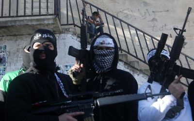 Illustration : des membres palestiniens des Brigades des martyrs d'Al-Aqsa, l'aile terroriste du Fatah, lèvent les armes lors d'un rassemblement en soutien au président de l'Autorité palestinienne, Mahmoud Abbas, et à son gouvernement, le 1er mars 2016, dans le camp de réfugiés de Balata, en Cisjordanie, près de Naplouse. (Crédit : AFP / Jaafar Ashtiyeh)
