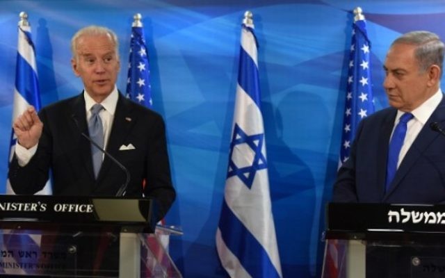 Le vice-président américain Joe Biden, à gauche, et le Premier ministre Benjamin Netanyahu font des déclarations conjointes à la presse dans le bureau du Premier ministre à Jérusalem, le 9 mars 2016. (Crédit : AFP / POOL / DEBBIE HILL)