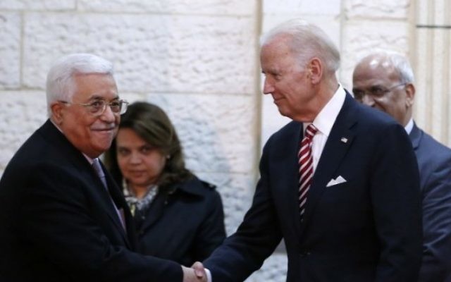 Le vice-président américain Joe Biden (à droite) avec le président de l'Autorité palestinienne Mahmoud Abbas pendant une rencontre à Ramallah, en Cisjordanie, le 9 mars 2016. (Crédit : AFP/Abbas Momani) Le vice-président américain Joe Biden (à droite) avec le président de l'Autorité palestinienne Mahmoud Abbas pendant une rencontre à Ramallah, en Cisjordanie, le 9 mars 2016. (Crédit : AFP/Abbas Momani)