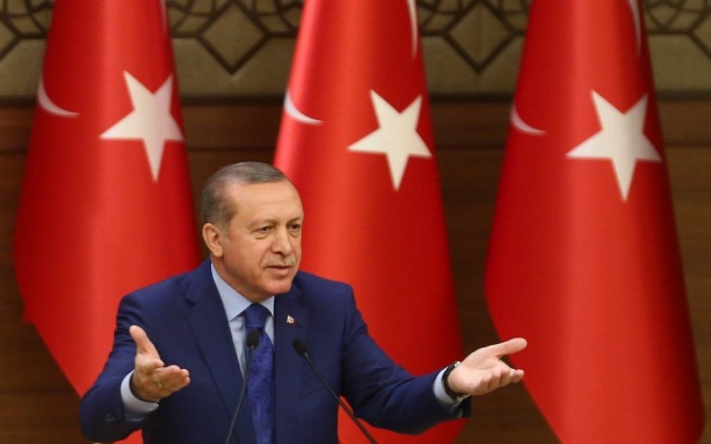 Le président turc Recep Tayyip Erdogan lors d'un discours adressé aux mukhtars (dirigeants des gouvernements locaux) au complexe présidentiel d'Ankara, le 16 mars 2016. (Crédit : AFP/Adem Altan) Le président turc Recep Tayyip Erdogan lors d'un discours adressé aux mukhtars (dirigeants des gouvernements locaux) au complexe présidentiel d'Ankara, le 16 mars 2016. (Crédit : AFP/Adem Altan)