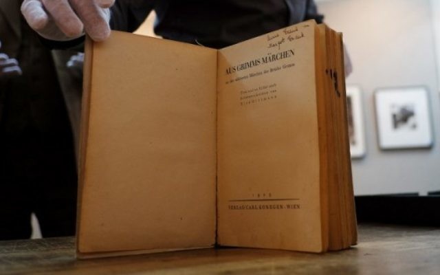 L'exemplaire des contes de Grimm d'Anne et Margot Frank, à la galerie d'enchères Swann, à New York, le 16 mars 2016. (Crédit : AFP/Jewel Samad)