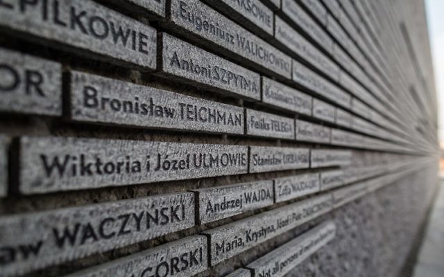 Le nom de Wiktoria i Jozef Ulma est vu sur le mur commémorant les Polonais qui ont sauvé des Juifs pendant la Seconde Guerre mondiale avant la cérémonie d'ouverture du Musée dédié aux Polonais qui ont sauvé des Juifs pendant la Seconde Guerre mondiale, le 17 mars, 2016. (Crédit : AFP / WOJTEK RADWANSKI)