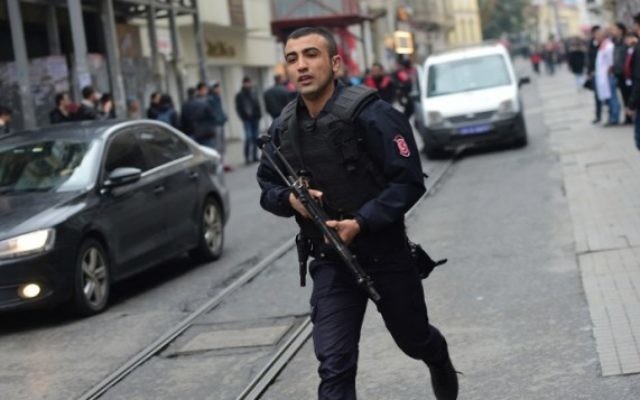 Un policier turc après une explosion sur l'avenue piétonne Istiklal d'Istanbul, le 19 mars 2016. (Crédit : AFP / Bulent KILIC) Un policier turc après une explosion sur l'avenue piétonne Istiklal d'Istanbul, le 19 mars 2016. (Crédit : AFP / Bulent KILIC)