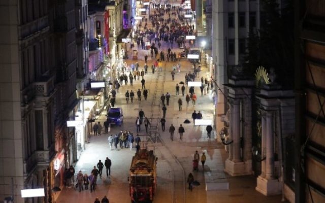 Les piétons marchent dans la rue Istiklal, située dans le centre d'Istanbul, le lendemain d'un attentat suicide, le 20 mars 2016. (Crédit : AFP / YASIN AKGUL) Les piétons marchent dans la rue Istiklal, située dans le centre d'Istanbul, le lendemain d'un attentat suicide, le 20 mars 2016. (Crédit : AFP / YASIN AKGUL)