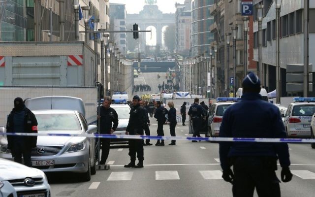 Rue de la Loi près de la station de métro Maalbeek à Bruxelles, le 22 mars 2016 (Crédit : AFP / Belga / NICOLAS MAETERLINCK / Belgium OUT) Rue de la Loi près de la station de métro Maalbeek à Bruxelles, le 22 mars 2016 (Crédit : AFP / Belga / NICOLAS MAETERLINCK / Belgium OUT)