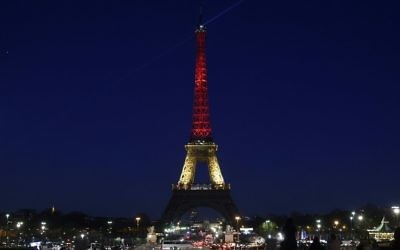 La tour Eiffel illuminée aux couleurs belges pour commémorer les victimes de Bruxelles, le 23 mars 2016 (Crédit : AFP / LIONEL BONAVENTURE)