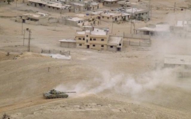 Les forces pro-gouvernementales syriennes en position à Palmyre, pendant une opération militaire pour reprendre la ville ancienne au groupe terroriste Etat islamique, le 26 mars 2016. (Crédit : Maher Al Mounes/AFP) Les forces pro-gouvernementales syriennes en position à Palmyre, pendant une opération militaire pour reprendre la ville ancienne au groupe terroriste Etat islamique, le 26 mars 2016. (Crédit : Maher Al Mounes/AFP)