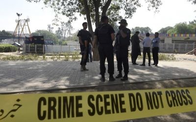 La police pakistanaise à Lahore, le 28 mars 2016.après l'attentat-suicide qui a fait au moins 72 morts. (Crédit : AFP / FAROOQ NAEEM)