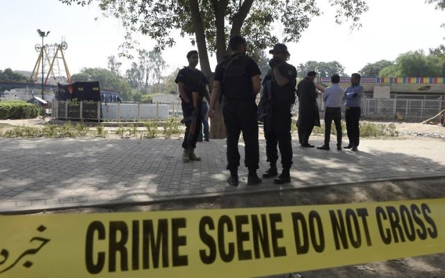 La police pakistanaise à Lahore, le 28 mars 2016.après l'attentat-suicide qui a fait au moins 72 morts. (Crédit : AFP / FAROOQ NAEEM) La police pakistanaise à Lahore, le 28 mars 2016.après l'attentat-suicide qui a fait au moins 72 morts. (Crédit : AFP / FAROOQ NAEEM)