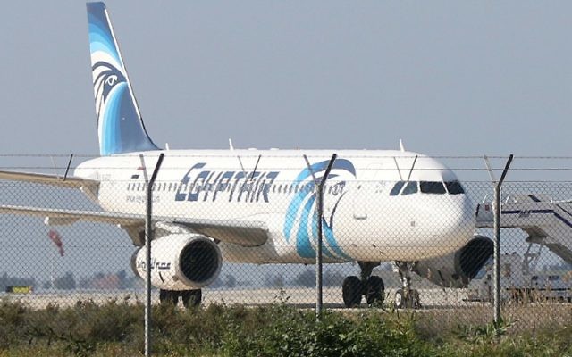 Un Airbus A320 de la compagnie EgyptAir sur le tarmac de l'aéroport Larnaca après qu'il ait été détourné vers Chypre, 29 mars 2016. (Crédit : AFP / STR) Un Airbus A320 de la compagnie EgyptAir sur le tarmac de l'aéroport Larnaca après qu'il ait été détourné vers Chypre, 29 mars 2016. (Crédit : AFP / STR)