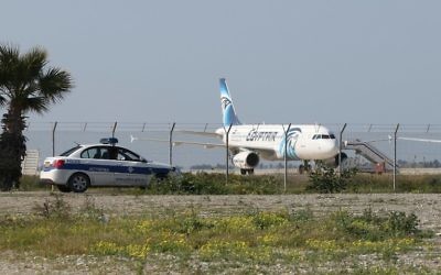Un airbus d'Egypt Air Airbus sur le tarmac de l'aéroport à Larnaca après qu'il ait été détourné vers Chypre le 29 mars 2016 (Crédit : AFP / STR)