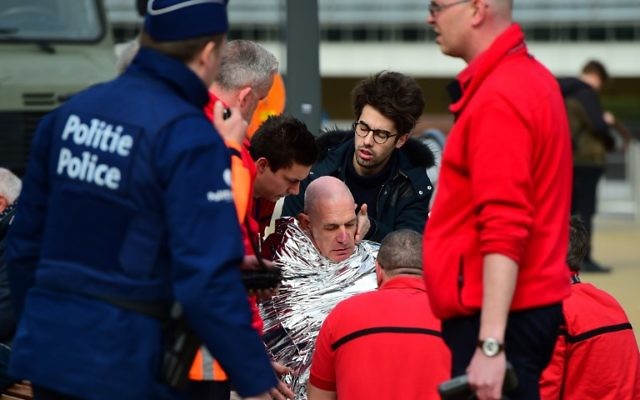 Une victime reçoit les premiers soins par les secouriste, le 22 mars 2016 à proximité de la station de métro Maelbeek à Bruxelles, après une explosion dans cette station qui se situe à proximité des institutions européennes (Crédit : AFP PHOTO / EMMANUEL DUNAND) Une victime reçoit les premiers soins par les secouriste, le 22 mars 2016 à proximité de la station de métro Maelbeek à Bruxelles, après une explosion dans cette station qui se situe à proximité des institutions européennes (Crédit : AFP PHOTO / EMMANUEL DUNAND)