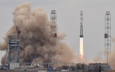 Une fusée Proton-M russe transportant l'engin spatial ExoMars 2016 hors de la rampe de lancement au cosmodrome de Baïkonour le 14 mars 2016 (Crédit : AFP PHOTO / KIRILL KUDRYAVTSEV) Une fusée Proton-M russe transportant l'engin spatial ExoMars 2016 hors de la rampe de lancement au cosmodrome de Baïkonour le 14 mars 2016 (Crédit : AFP PHOTO / KIRILL KUDRYAVTSEV)