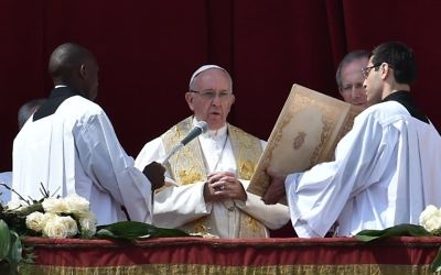 Le pape François dans la loge centrale de la Basilique Saint-Pierre pour la bénédiction Urbi et Orbi, à Rome et au monde, à la suite de la messe de Pâques, le 27 mars 2016. (Crédit : Alberto Pizzoli/AFP)