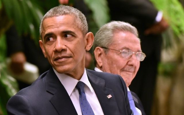 Illustration : Aux côtés du président cubain Raul Castro, à droite, le président américain Barack Obama assiste à un dîner d'Etat au Palais de la Révolution à La Havane, le 21 mars 2016. (Crédit : Adalberto Roque/AFP) Illustration : Aux côtés du président cubain Raul Castro, à droite, le président américain Barack Obama assiste à un dîner d'Etat au Palais de la Révolution à La Havane, le 21 mars 2016. (Crédit : Adalberto Roque/AFP)