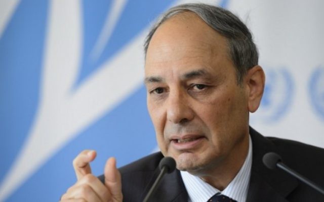 Eviatar Manor, le représentant d'Israël au Conseil des droits de l'Homme des Nations unies parle aux journalistes après le rapport de la Commission d'enquête sur la guerre à Gaza de 2014, à Genève, en Suisse, le 29 juin 2015. (Crédit : AFP / Fabrice Coffrini) Eviatar Manor, le représentant d'Israël au Conseil des droits de l'Homme des Nations unies parle aux journalistes après le rapport de la Commission d'enquête sur la guerre à Gaza de 2014, à Genève, en Suisse, le 29 juin 2015. (Crédit : AFP / Fabrice Coffrini)