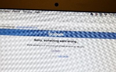 Dans cette photo d'illustration, un message d'erreur apparaît sur la page d'accueil de Facebook sur un écran d'ordinateur portable le 28 septembre, 2015 Newark, New Jersey. (Crédit : Justin Sullivan / Getty Images / AFP)