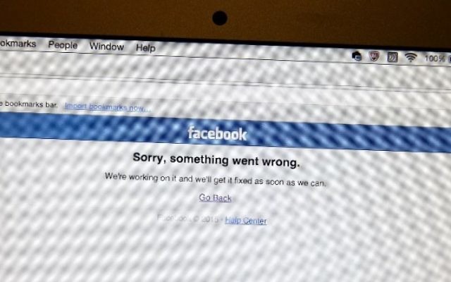 Dans cette photo d'illustration, un message d'erreur apparaît sur la page d'accueil de Facebook sur un écran d'ordinateur portable le 28 septembre, 2015 Newark, New Jersey. (Crédit : Justin Sullivan / Getty Images / AFP)